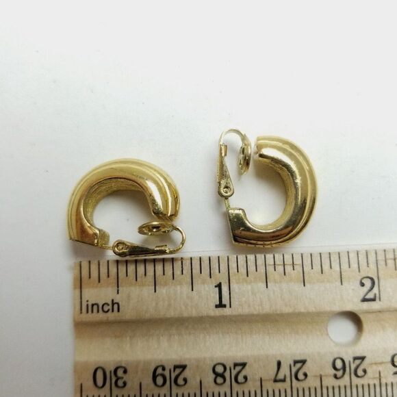 Vintage Crown Trifari Gold Tone Ribbed Hoop Clip On Earrings, Minimal Retro - Picture 6 of 7